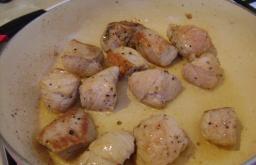 Recept na dusenú kapustu so zemiakmi a kuracím mäsom s fotkami