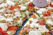 Ser mozzarella w różnych potrawach Pizza z serem mozzarella i pomidorami kiełbasianymi