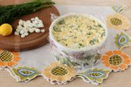 Antipasto di aringhe con uova e formaggio per le feste primaverili