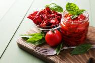 İtalyan güneşte kurutulmuş domates Fırında güneşte kurutulmuş domates - bir klasik