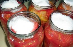 Pomodori nel proprio succo senza pelle Pomodori marinati senza pelle