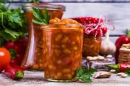 Veľmi chutný recept na fazuľu v paradajke na zimu ako v obchode.Konzervovaná fazuľa v paradajke s cesnakom.