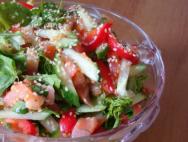 Salaatti punaisella kalalla: herkullisia reseptejä