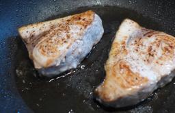 Fesleğen yağı ile kılıç balığı bifteği