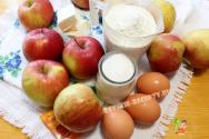 Läcker charlotte med äpplen Äppelpaj för 1-åriga barn