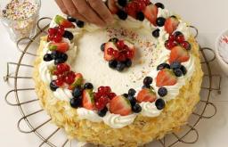 Kaip papuošti pyragą vaisiais: naminių kepinių dekoravimo patarimai ir gudrybės Drožyba iš uogų