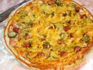 Una varietà di condimenti per fare la pizza in casa Tipi di condimenti per la pizza fatta in casa