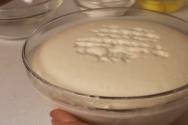 Przepis na bułeczki rodzynkowe z ciasta drożdżowego w piekarniku