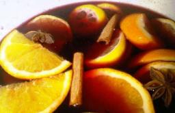 Apelsini ja kaneeliga klassikalise hõõgveini retsept: milliseid vürtse sellele joogile lisatakse
