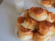 Buns with sugar from yeast dough