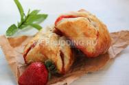 Çilekli puf böreği Milföy böreğinden yapılmış çilekli zarflar