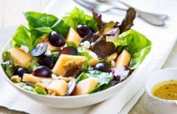 Salotos su Fetos sūriu: klasikinis graikiškas receptas ir jo variantai Kokias salotas gaminti su fetos sūriu