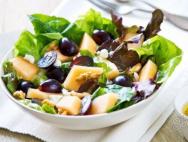 Salaatti fetajuustolla: klassinen kreikkalainen resepti ja sen muunnelmia Mitä salaattia tehdä fetajuustosta