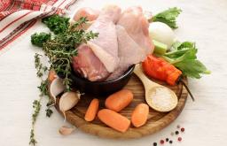 닭고기로 국밥 만드는 법 : 단계별 레시피 별도의 냄비에 밥을 요리하세요
