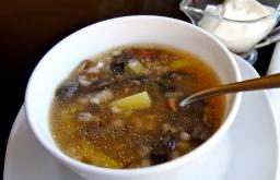 Soups with mushrooms and potatoes: recipes for first courses