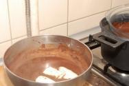 전자레인지, 이중 냄비, 수조에서 초콜릿을 녹이는 방법 수조 없이 초콜릿을 녹이는 방법