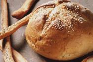 Pane di segale semplice nella macchina per il pane