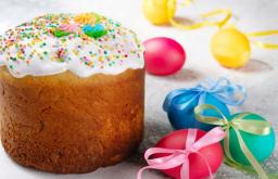 Simple and delicious homemade Easter with raisins and milk