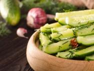Hafif tuzlu salatalık: çıtır salatalık yapmak için tarifler