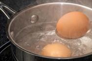 Segredos para ferver ovos adequadamente para que não estourem e sejam fáceis de limpar