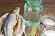 Si të kriposni harengën në mënyrë të shijshme dhe të thjeshtë në shtëpi: receta të shpejta hap pas hapi me foto