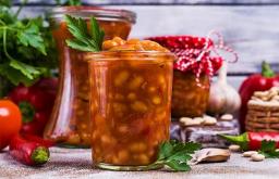Veľmi chutný recept na fazuľu v paradajke na zimu ako v obchode.Konzervovaná fazuľa v paradajke s cesnakom.