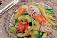 Kako kuhati niskokaloričnu salatu od hobotnice za svečani stol. Salata od hobotnice s rajčicama