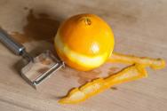 Descrizione della scorza d'arancia con foto, il suo contenuto calorico;  come fare a casa;  utilizzo del prodotto in cucina;  danni e proprietà benefiche