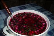 Receita de borscht frio com beterraba em conserva de uma jarra