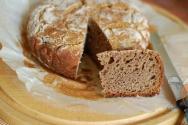 Bröddeg är beredd med torrjäst, från tre typer av mjöl, med tillsats av linfrön