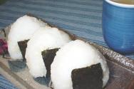 Onigiri veya Japon pirinç topları Pirinç toplarını hazırlayın