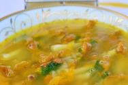 Sopa de chanterelle: como e por quanto tempo cozinhar sopa de cogumelos chanterelle em caldo de galinha