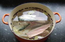 Erittäin maukas suolattu makrilli - kuinka nopeasti ja maukasta suolamakrillia kotona