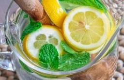 공복에 레몬을 넣은 물 마시기 - 유익한 특성 및 금기 사항