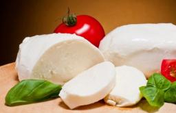 Mis võib asendada mozzarella juustu pitsal?