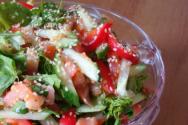 Salotos su raudona žuvimi: skanūs receptai