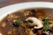 Si të gatuaj supë me kërpudha të thata: përbërës, receta, këshilla gatimi
