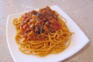 İtalyan patlıcanlı makarna: iyi bir kombinasyon Patlıcanları ve soğanları fırında ızgara altında kızartın