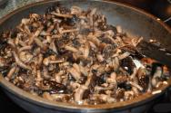 Grzyby miodowe smażone w śmietanie: przepisy na grzyby miodowe ze śmietaną i cebulą